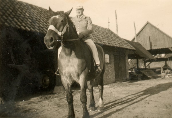 Carel Vrieze vd spalle op weg naar de Hummelse kermis (Foto: collectie Fam. Levers)