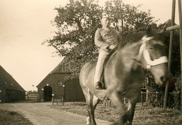 Carel Vrieze vd spalle op weg naar de Hummelse kermis (Foto: collectie Fam. Levers)