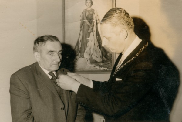 Wethouder J.D. Pennekamp wordt geridderd door burgemeester Panhuys (Foto: collectie Fam. Levers)