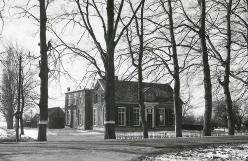 Voormalig gemeentehuis aan de rijksweg in hoog keppel