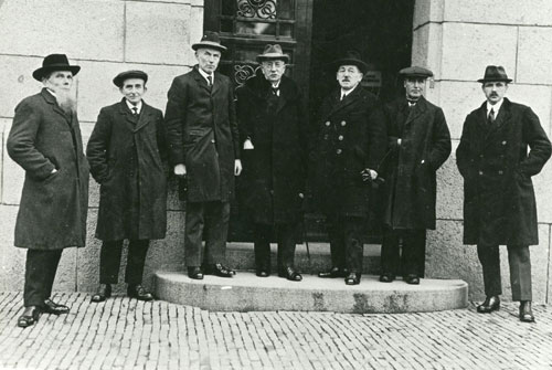 zeven raadsleden van hummelo en keppel op de stoep van het provinciehuis