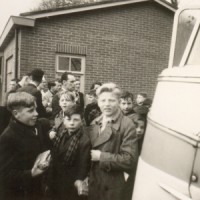 Aankomst van pupillen met de bus (1956)