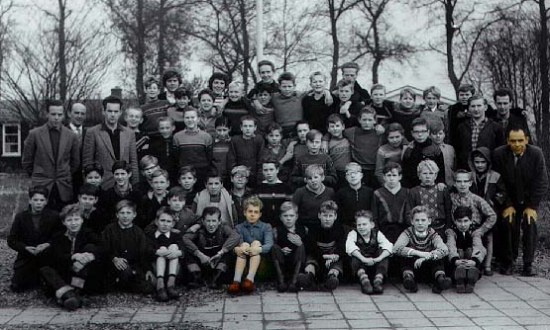 Groep Rotterdam (sept-dec 1958). Ingekleurd zijn de heer Lampe (rechts) en Wim Romeyn (midden). Collectie: Wim Temperman (toen Romeyn).