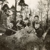 Groep uit Den Haag in de bossen  (ca. 1951)