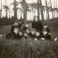 Groep uit Den Haag in de bossen  (ca. 1951)