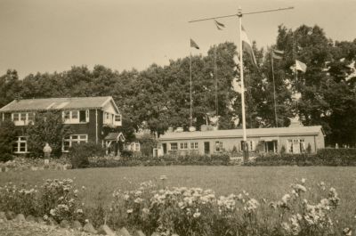 De vlaggemast op de binnenplaats (Foto: collectie W. Lampe)