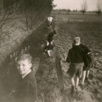 Op verkenning in de omgeving van het kamp (ca. 1951)