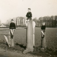 Op verkenning in de omgeving van het kamp (op landgoed Enghuizen; ca. 1951)
