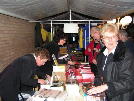 In de Hessenhal stonden tal van kraampjes waar de verenigingen uit de 'oude' gemeente zich konden presenteren.  In deze kraam stond het Staring Instituut waar men o.a. het afscheidsboek 