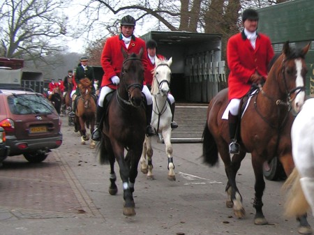 Slipjacht door Hummelo, Keppel en Doetinchem: Tegen 12.15 uur vertrekken de ruitersen de honden vanaf De Gouden Karper in Hummelo