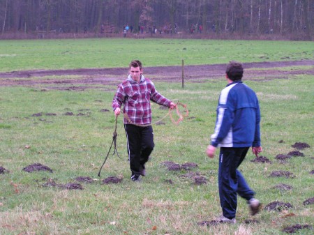 Slipjacht door Hummelo, Keppel en Doetinchem: Om het reukspoor uit te zetten wordt een touw met lappen met vossenlucht over de grond getrokken.