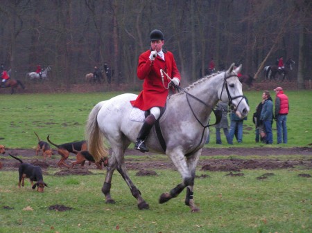 Slipjacht door Hummelo, Keppel en Doetinchem: Aankomst van ruiters en honden bij kasteel De Kelder in Doetinchem