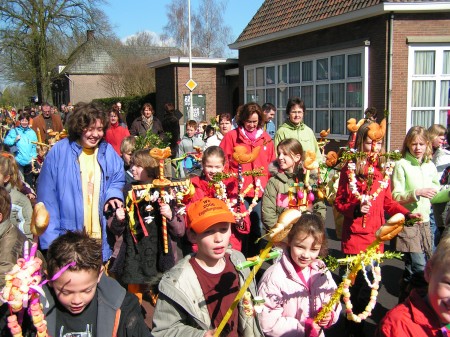 Palmpaasoptocht in Hummelo. Gepubliceerd in Weekblad Contact (11 april 2006)