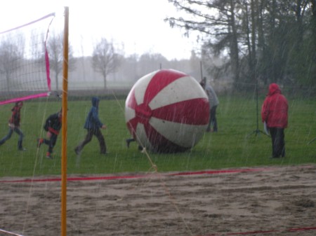 Koninginnedag in Hummelo. Gepubliceerd in Weekblad Contact (2 mei 2006)