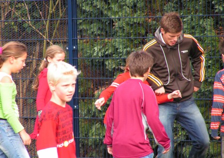 Klaas-Jan Huntelaar tijdens opnamen promotiefilm voor de gemeente Bronckhorst op het Cruyff Court ´Klaas-Jan Huntelaar Veld´ in Hummelo