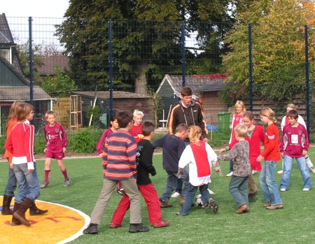 Klaas-Jan Huntelaar tijdens opnamen promotiefilm voor de gemeente Bronckhorst op het Cruyff Court ´Klaas-Jan Huntelaar Veld´ in Hummelo