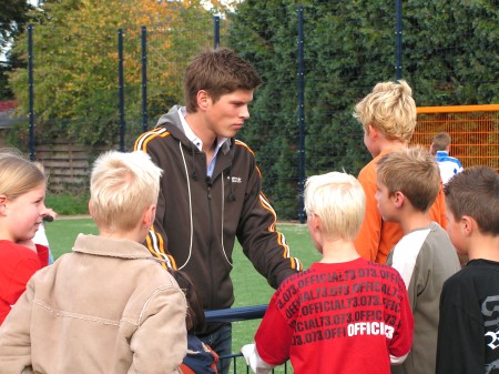 Klaas-Jan Huntelaar tijdens opnamen promotiefilm voor de gemeente Bronckhorst op het Cruyff Court ´Klaas-Jan Huntelaar Veld´ in Hummelo