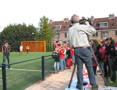 Klaas-Jan Huntelaar tijdens opnamen promotiefilm voor de gemeente Bronckhorst op het Cruyff Court ´Klaas-Jan Huntelaar Veld´ in Hummelo