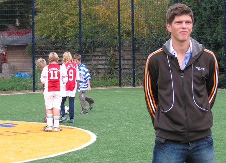 Klaas Jan Huntelaar tijdens opnamen promotiefilm voor de gemeente Bronckhorst op het Cruyff Court ´Klaas-Jan Huntelaar Veld´ in Hummelo