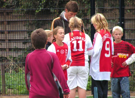 Klaas-Jan Huntelaar tijdens opnamen promotiefilm voor de gemeente Bronckhorst op het Cruyff Court ´Klaas-Jan Huntelaar Veld´ in Hummelo