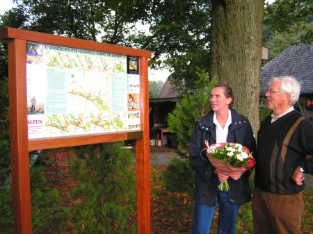 Onthulling informatiebord Stichting Wandelpaden