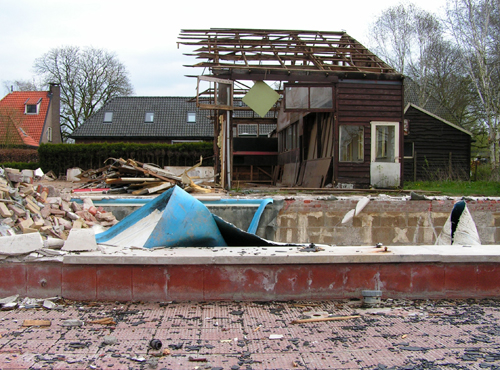 Afbraak zwembad en manege Zandewierde in Hummelo (09-04-2007)