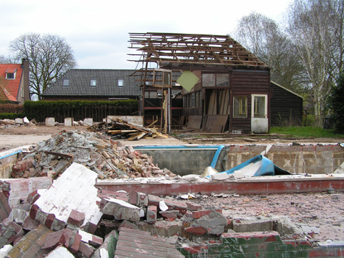 Afbraak zwembad en manege Zandewierde in Hummelo (09-04-2007)