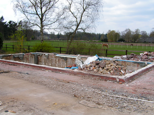 Afbraak zwembad en manege Zandewierde in Hummelo (09-04-2007)