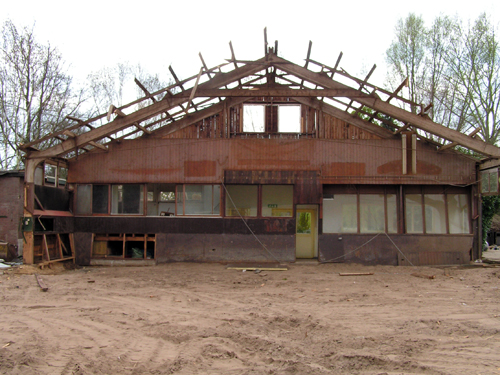 Afbraak zwembad en manege Zandewierde in Hummelo (09-04-2007)