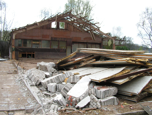 Afbraak zwembad en manege Zandewierde in Hummelo (09-04-2007)