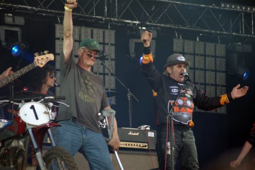 Optreden Motorband op de Zwarte Cross