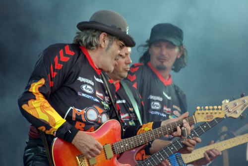 Optreden Motorband op de Zwarte Cross