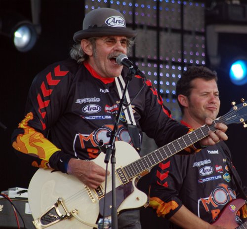 Optreden Motorband op de Zwarte Cross