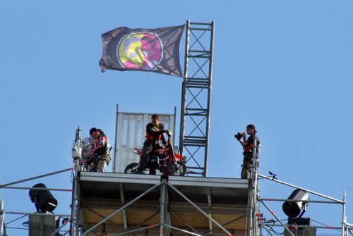 Stuntman staat klaar om met een motor een sprong van 70 meter hoog te maken...