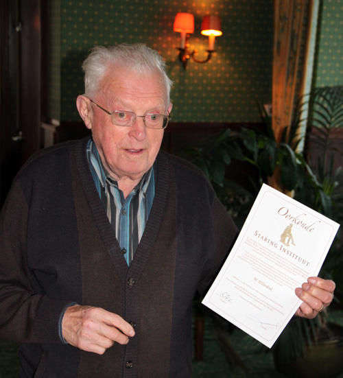 'Hulzer Willem' Wilterdink met zijn oorkonde i.v.m. het meer dan 25 jaar meewerken aan het WALD