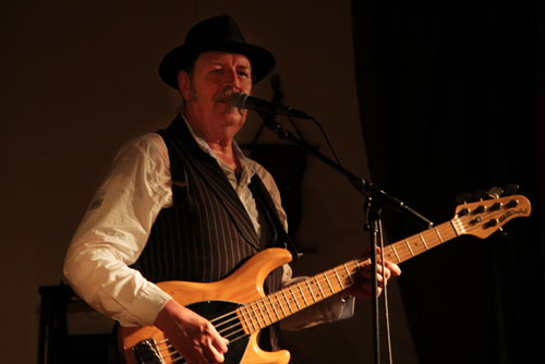 Willem Terhorst ('Wimken van Diene') tijdens optreden Normaal in Hummelo bij De Gouden Karper (13-5-2011)