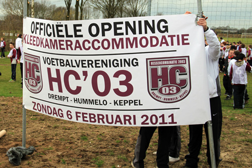 Opening nieuwe kleedkamers HC'03 in Drempt door Klaas-Jan Huntelaar
