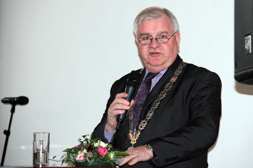 Burgemeester Henk Aalderink tijdens de opening van het dorpshuis in Hummelo