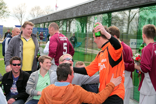 HC'03-RPPSC: HC'03 wint en promoveert naar de derde klasse