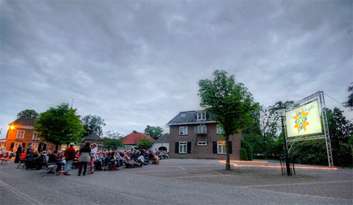 Franse film in de open lucht op de parkeerplaats van De Gouden Karper