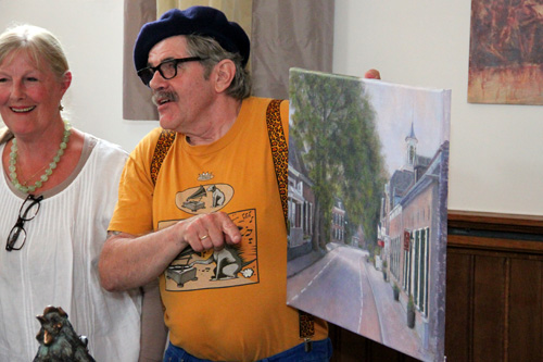 Bennie Jolink tijdens de prijsuitreiking van de schilderwedstrijd tijdens Vive la France in Hummelo