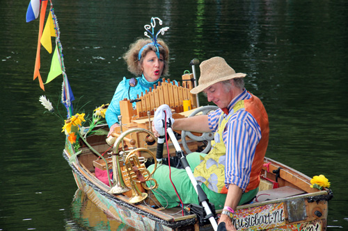 Mañana Mañana in Hummelo: Pieternel van Amelsvoort in de muziekboot van Reinier Sijpkens