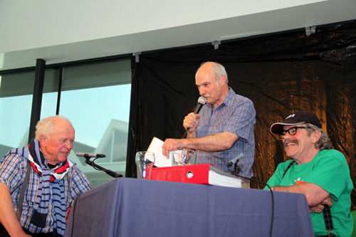 Peter Rietman, Henk Harmsen (Gelderlander) en Bennie Jolink tijdens de opening van de expositie 'De leeuw van Doetinchem' over motocrosser Hennie Rietman (Erfgoedcentrum Achterhoek en Liemers in Doetinchem)