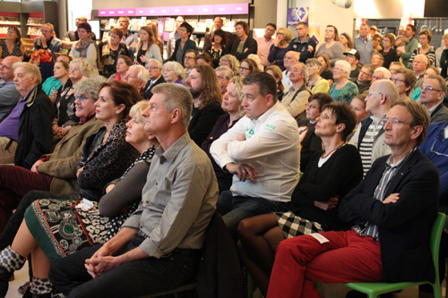 Aanbieding boek Hugo Jaartveld aan Bennie Jolink in 't Brewinc in Doetinchem