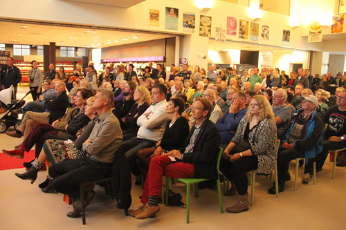 Aanbieding boek Hugo Jaartveld aan Bennie Jolink in 't Brewinc in Doetinchem