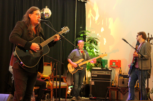 Optreden van The Bruurkes tijdens aanbieding boek Hugo Jaartveld aan Bennie Jolink in 't Brewinc in Doetinchem