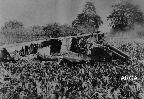 Vleugel met motor Whitley P-4964 voor boerderij "de Balen"