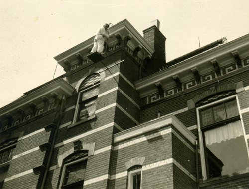 Schilder Freek Jolink aan het werk bij Villa Johanna in Hummelo (1961)