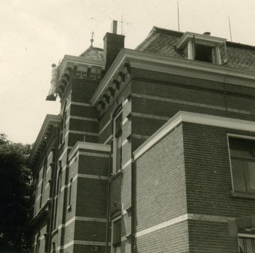 Schilder Freek Jolink aan het werk bij Villa Johanna in Hummelo (1961)