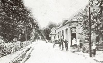 Dorpsstraat met de winkel van brood- en banketbakker Jansen Venneboer.